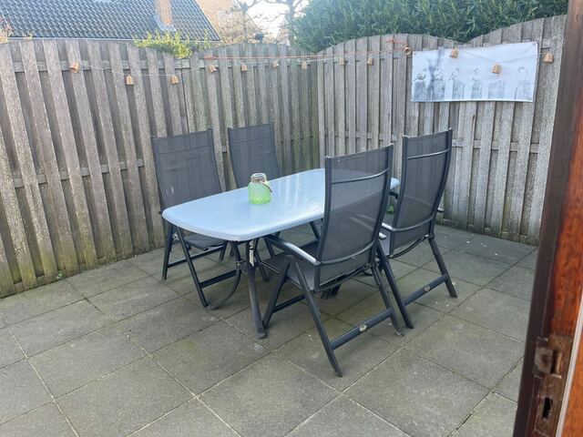 Terras met tuintafel en stoelen