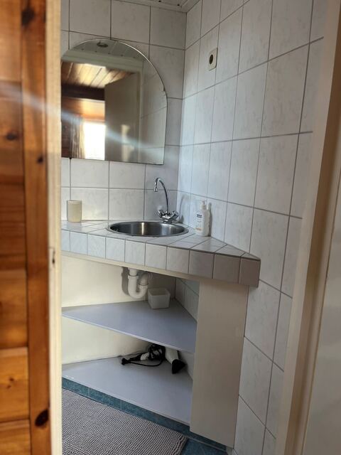Badkamer met wastafel